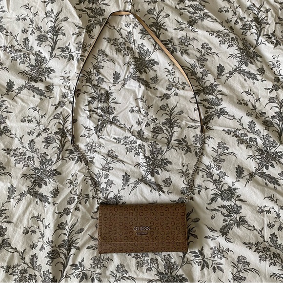 Guess Wallet Purse - Picture 2 of 5